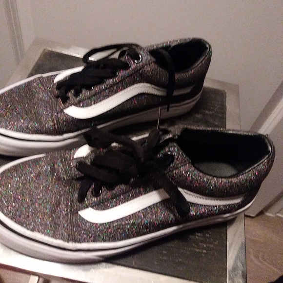 Vans - Picture 3 of 6